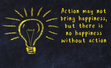 Bir karatahtaya ve bir ampul çizimine elle yazılmış akıllı bir alıntı.