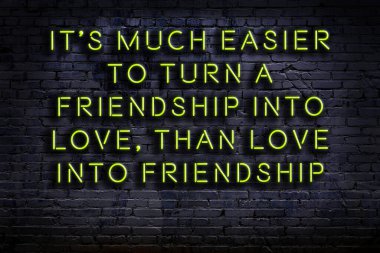 Zekice ve motive edici bir alıntı. Karanlıkta duvarda neon levhası