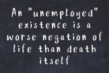 Siyah tahta üzerine akıllı alıntıların el yazması tebeşir yazısı