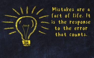 Bilgece bir alıntı ve siyah karatahtaya bir ampul çizimi