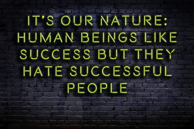 Tuğla duvardaki bilgece alıntıların neon yazıları üzerine gece görüşü