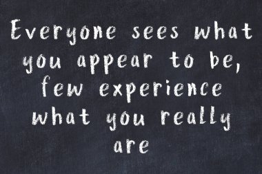 Bilgece motive edici el yazısı tebeşirle yazılmış siyah karatahta