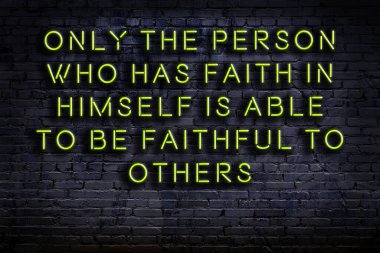 Tuğla duvardaki ışıklı neon tabela olarak bilgece alıntı