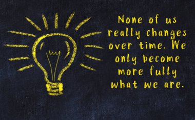 Bilgece bir alıntı ve siyah karatahtaya bir ampul çizimi