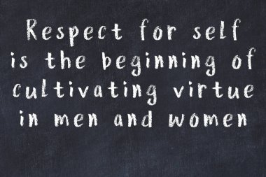 Siyah masa üzerine tebeşirle yazılmış zekice bir söz.