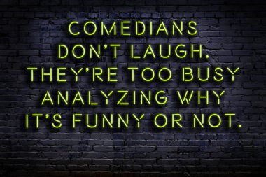 Tuğla duvardaki bilgece alıntıların neon yazıları üzerine gece görüşü