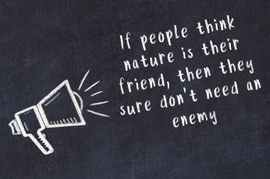 Bilge motivasyonel yazıtlı siyah karatahtaya hoparlör çizimi