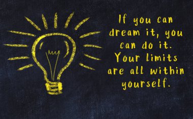 Bir karatahtaya ve bir ampul çizimine elle yazılmış akıllı bir alıntı.