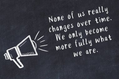 Bir hoparlörün tebeşir çizimi ve siyah karatahtaya el yazısıyla yazılmış alıntılar