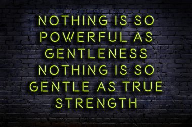 Zekice ve motive edici bir alıntı. Karanlıkta duvarda neon levhası