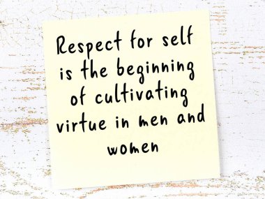 Tahta duvarda el yazısı motivasyon alıntısı olan sarı yapışkan not