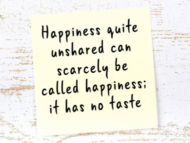 Sarı yapışkan not, ahşap duvarda el yazısıyla yazılmış zekice bir alıntıyla.