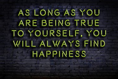 Tuğla duvardaki ışıklı neon tabela olarak bilgece alıntı