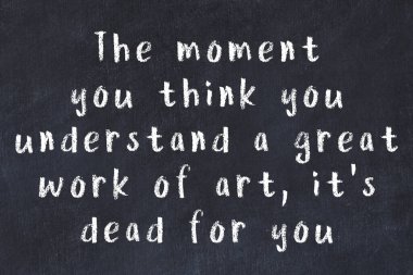 Siyah tahta üzerine akıllı alıntıların el yazması tebeşir yazısı