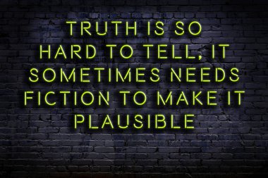 Tuğla duvardaki ışıklı neon tabela olarak bilgece alıntı