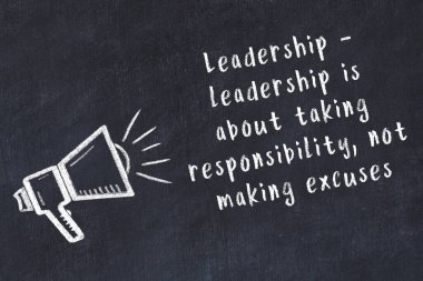 Bilge motivasyonel yazıtlı siyah karatahtaya hoparlör çizimi