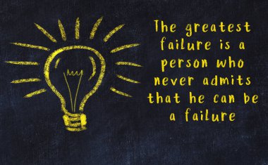 Bilgece bir alıntı ve siyah karatahtaya bir ampul çizimi