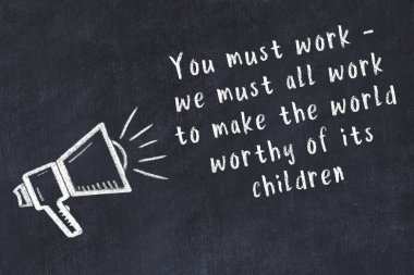 Bir hoparlörün tebeşir çizimi ve siyah karatahtaya el yazısıyla yazılmış alıntılar