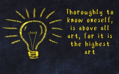 Bilgece bir alıntı ve siyah karatahtaya bir ampul çizimi