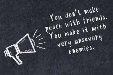 Bir hoparlörün tebeşir çizimi ve siyah karatahtaya el yazısıyla yazılmış alıntılar