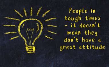 Bir karatahtaya ve bir ampul çizimine elle yazılmış akıllı bir alıntı.