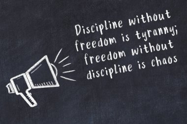 Bir hoparlörün tebeşir çizimi ve siyah karatahtaya el yazısıyla yazılmış alıntılar