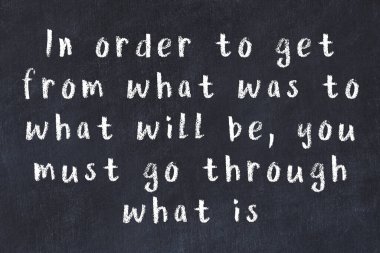 Bilgece motive edici el yazısı tebeşirle yazılmış siyah karatahta