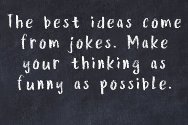 Bilgece motive edici el yazısı tebeşirle yazılmış siyah karatahta