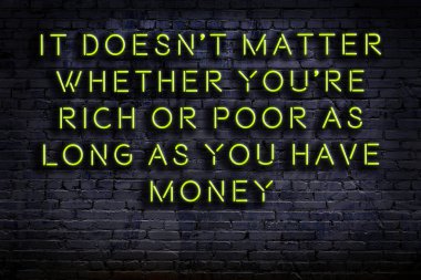 Zekice ve motive edici bir alıntı. Karanlıkta duvarda neon levhası