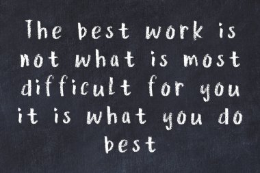 Siyah masa üzerine tebeşirle yazılmış zekice bir söz.