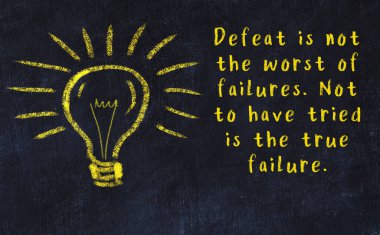 Bir karatahtaya ve bir ampul çizimine elle yazılmış akıllı bir alıntı.