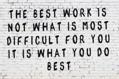 Beyaz tuğla duvar ve bilgece alıntıların yazılı olduğu siyah yazı.