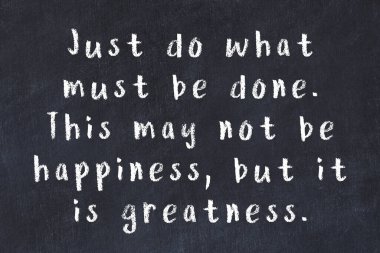 Siyah masa üzerine tebeşirle yazılmış zekice bir söz.