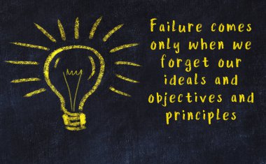 Bir karatahtaya ve bir ampul çizimine elle yazılmış akıllı bir alıntı.