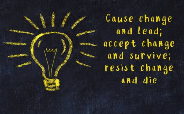 Bir karatahtaya ve bir ampul çizimine elle yazılmış akıllı bir alıntı.