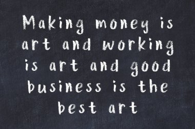 Siyah tahta üzerine akıllı alıntıların el yazması tebeşir yazısı