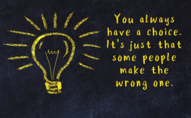 Bilgece bir alıntı ve siyah karatahtaya bir ampul çizimi