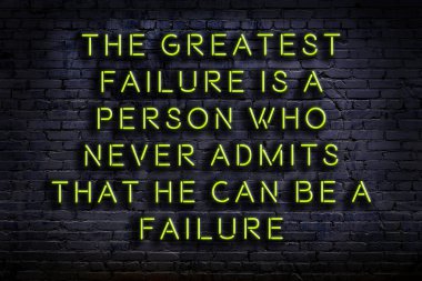 Tuğla duvardaki ışıklı neon tabela olarak bilgece alıntı