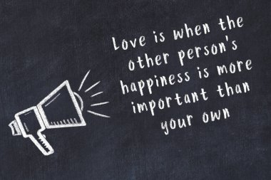 Bir hoparlörün tebeşir çizimi ve siyah karatahtaya el yazısıyla yazılmış alıntılar