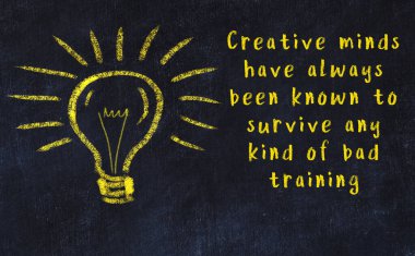 Bir karatahtaya ve bir ampul çizimine elle yazılmış akıllı bir alıntı.