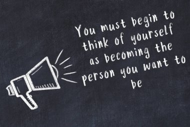 Bilge motivasyonel yazıtlı siyah karatahtaya hoparlör çizimi