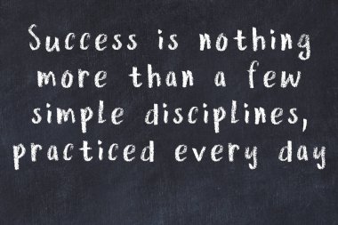 Bilgece motive edici el yazısı tebeşirle yazılmış siyah karatahta