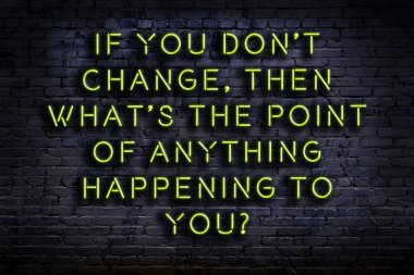 Tuğla duvardaki ışıklı neon tabela olarak bilgece alıntı