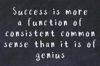 Siyah masa üzerine tebeşirle yazılmış zekice bir söz.