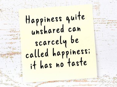 Sarı yapışkan not, ahşap duvarda el yazısıyla yazılmış zekice bir alıntıyla.