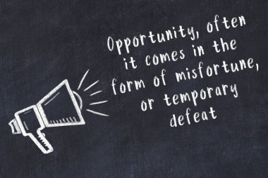 Bir hoparlörün tebeşir çizimi ve siyah karatahtaya el yazısıyla yazılmış alıntılar