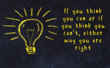 Bir karatahtaya ve bir ampul çizimine elle yazılmış akıllı bir alıntı.