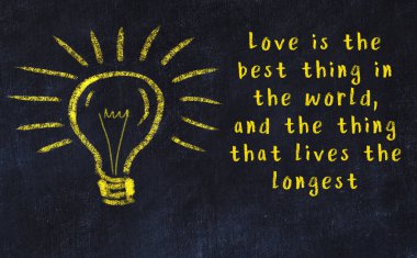 Bir karatahtaya ve bir ampul çizimine elle yazılmış akıllı bir alıntı.