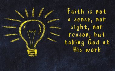 Bilgece bir alıntı ve siyah karatahtaya bir ampul çizimi