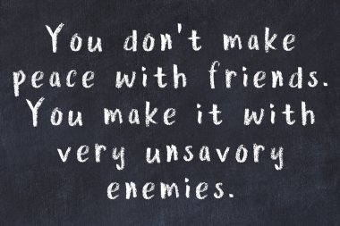 Siyah masa üzerine tebeşirle yazılmış zekice bir söz.